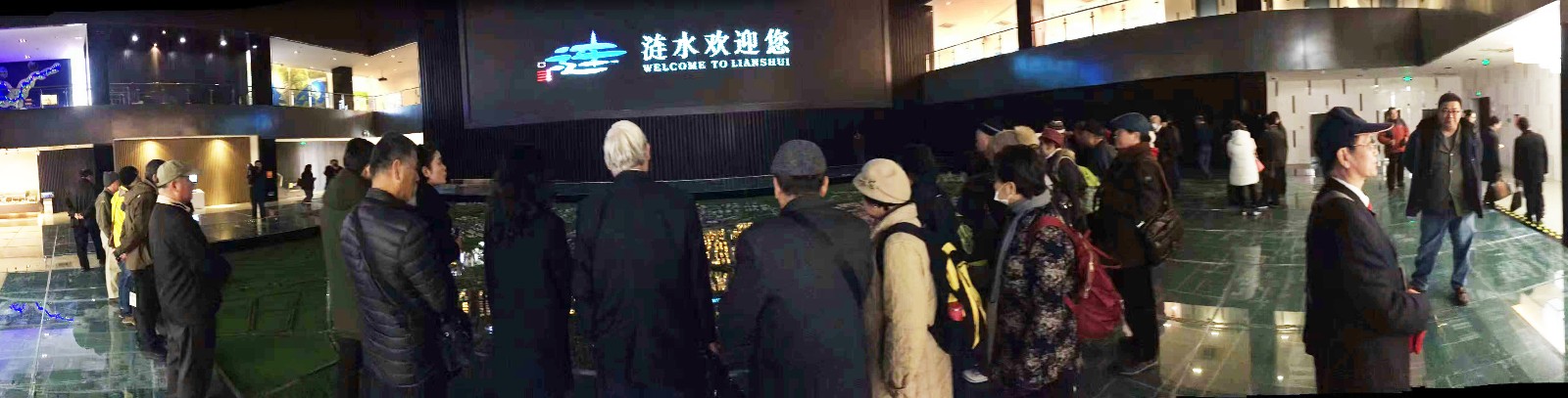 8 漣水規(guī)劃館人頭涌動，外來客商來館參觀考察.jpg